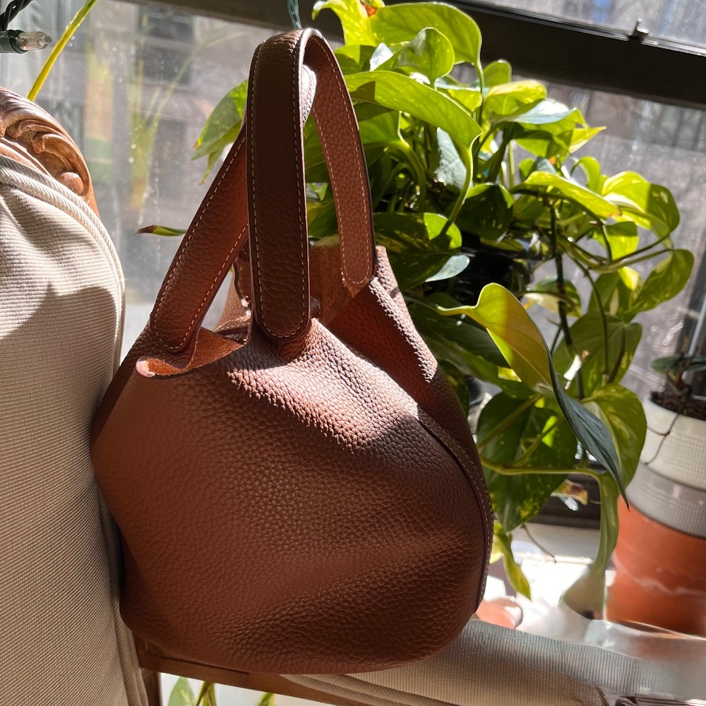 Fashion Fun Tan Leather Bucket Bag with Gold Tone  Lock and Key - Picture 6 of 13